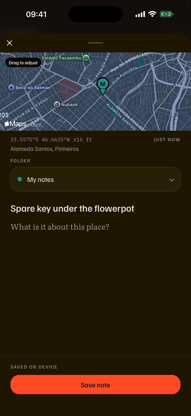 New note screen with coordinate, the address “Alameda Santos, Pinheiros” and the title “Spare key under the flowerpot”